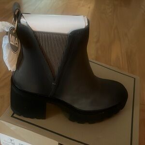 Women’s Boots Brand new….. 8/12…. MIA Brand